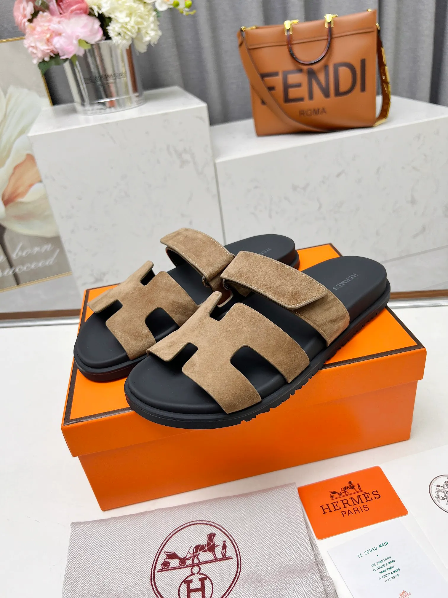 👟👟Ex-factory price 480👟👟 Hermes Hermes chypre second uncle shoes H-shaped Velcro flat sandals and slippers! (Top version) Upper: First layer of silk cowhide/palm pattern cowhide/goat leather, foot pads mixed sheepskin, original molded outsole Female size: 35-43 Male size: 39-46 (Female size 40 41 42 43 Men’s size 45 46 can be customized and not returned)